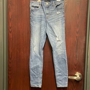 Aeropostale distressed high rise curvy jeggings.